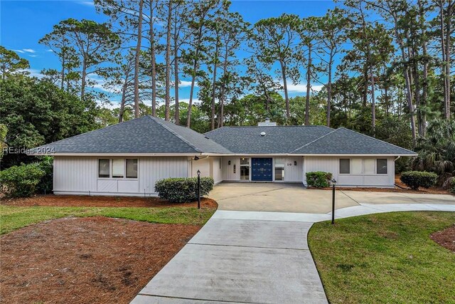 single story home with a front yard