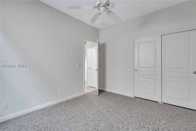 unfurnished bedroom with ceiling fan and a closet