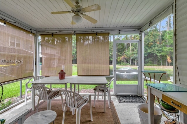 sunroom / solarium featuring ceiling fan