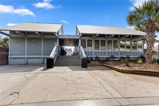 view of front facade featuring a carport