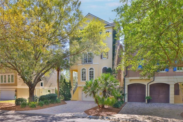 view of front facade with a garage