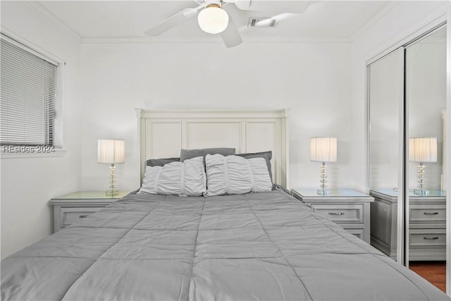 bedroom with crown molding, ceiling fan, and a closet