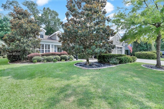 view of front of home featuring a front lawn