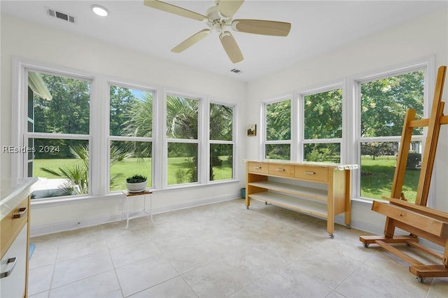 sunroom with ceiling fan