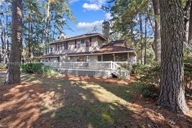 view of front facade featuring a deck and a front lawn