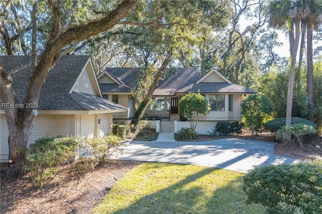 view of front of property with a front yard