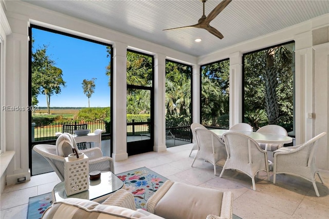 sunroom with ceiling fan