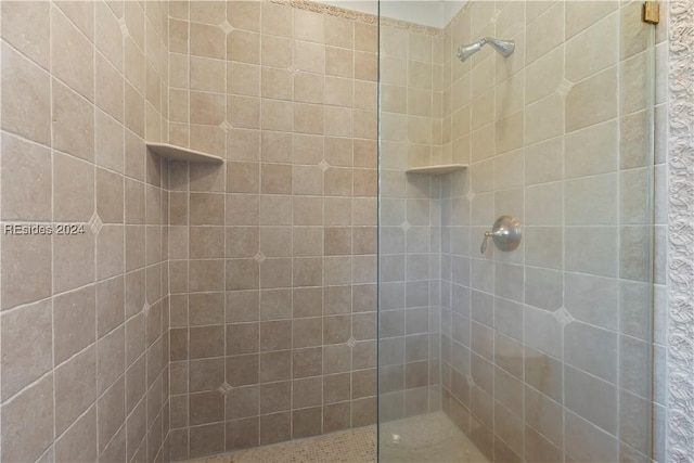 bathroom featuring tiled shower