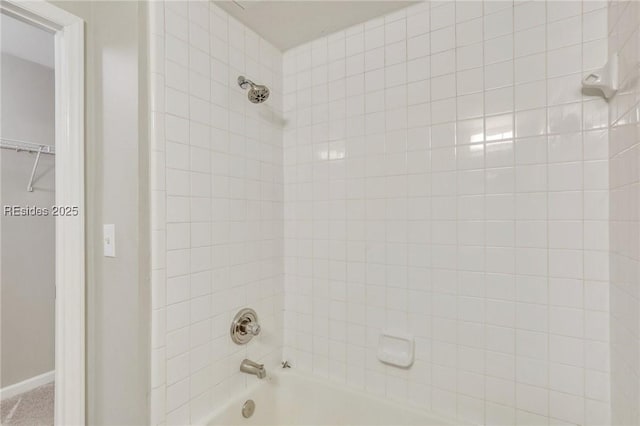 bathroom with tiled shower / bath