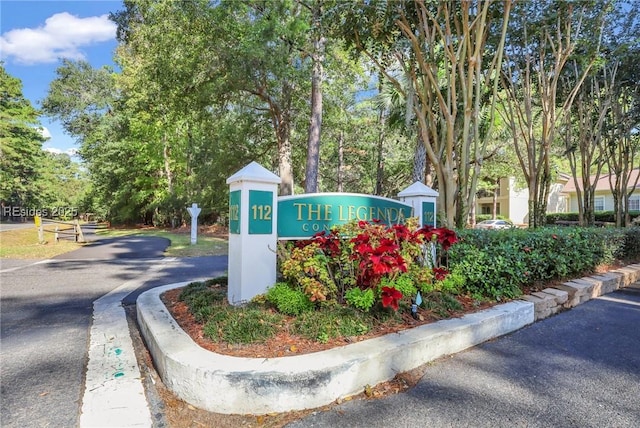 view of community / neighborhood sign