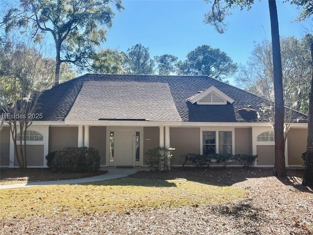 view of front of property featuring a front yard