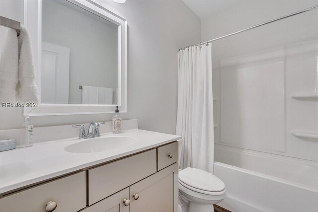 full bathroom featuring vanity, toilet, and shower / bath combo