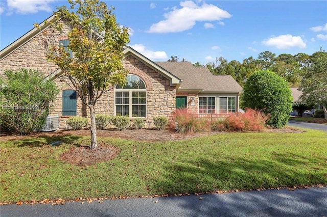 view of front of house featuring a front lawn