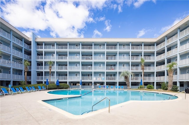 view of swimming pool featuring a patio