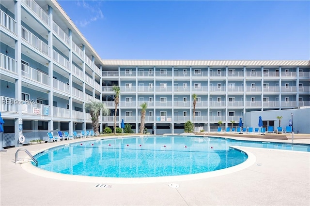 view of swimming pool