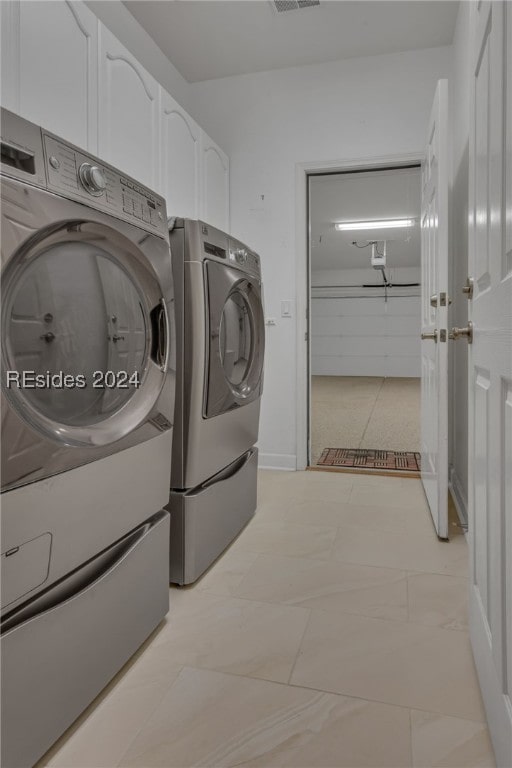 laundry room with cabinets and independent washer and dryer