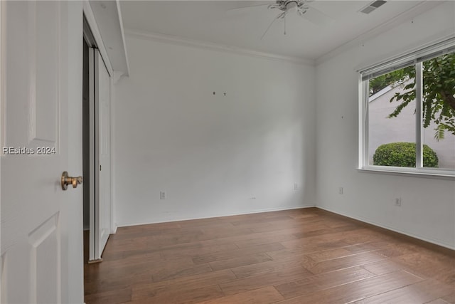 empty room with wood-type flooring, ornamental molding, and ceiling fan