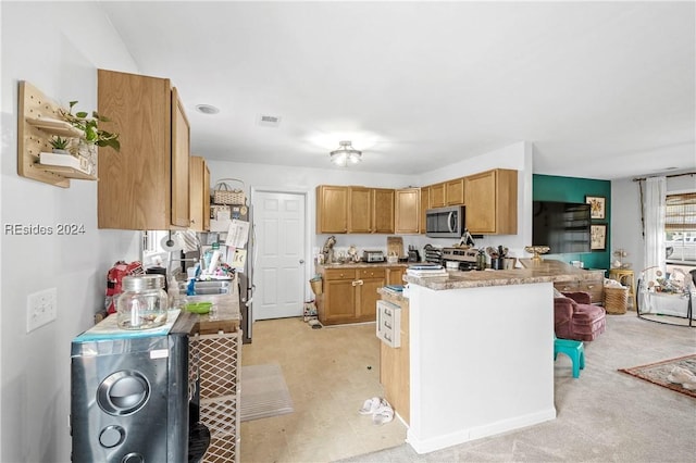 kitchen featuring stove, a breakfast bar, light carpet, and kitchen peninsula