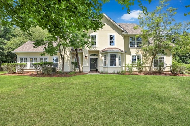 view of front facade featuring a front lawn