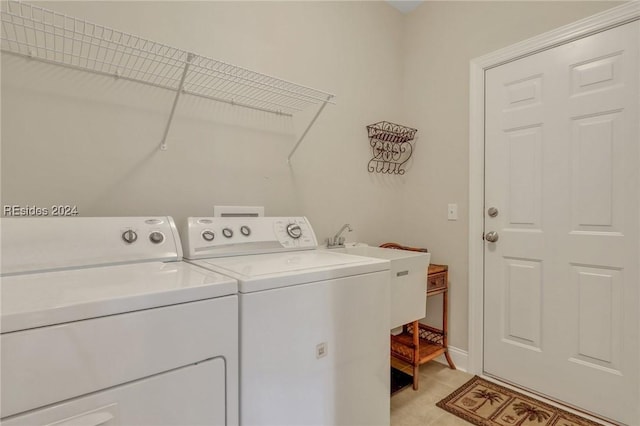 washroom with sink and independent washer and dryer