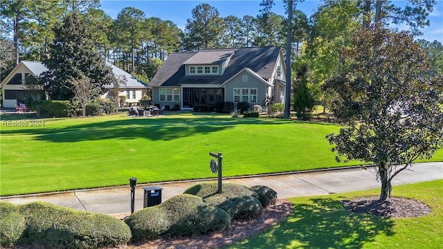 view of front of property featuring a front lawn