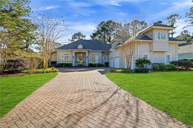 view of front of property featuring a front lawn