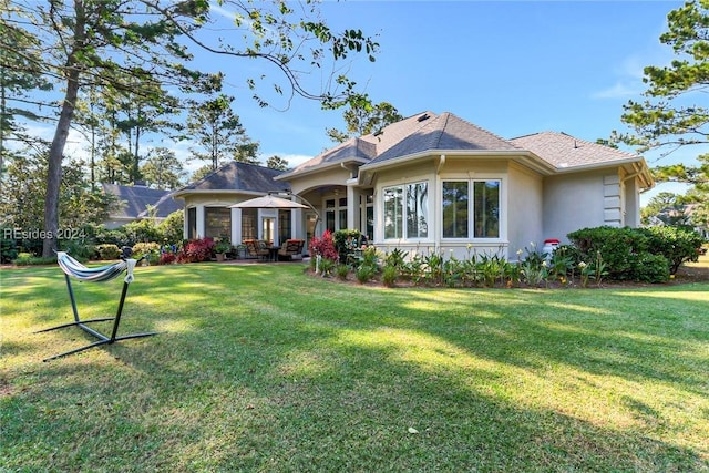 view of front of property with a front yard