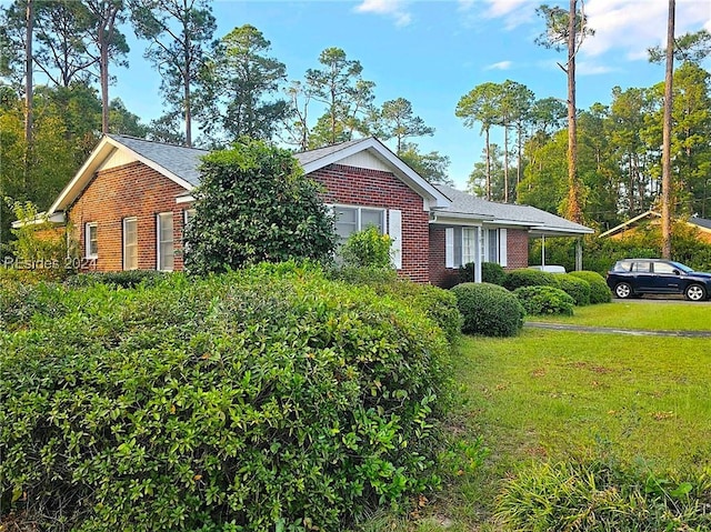 view of front of house featuring a front lawn