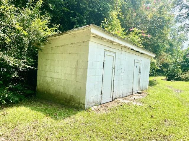 view of outbuilding featuring a lawn