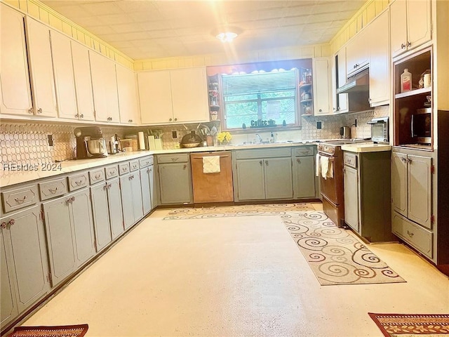 kitchen with gray cabinetry, sink, backsplash, and stainless steel appliances