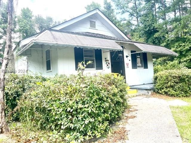 bungalow featuring covered porch