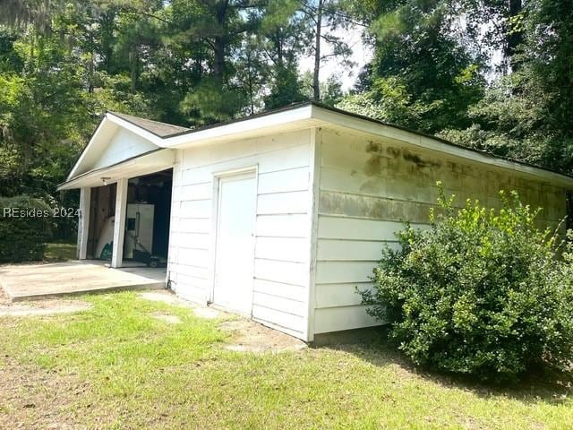 view of outbuilding featuring a lawn