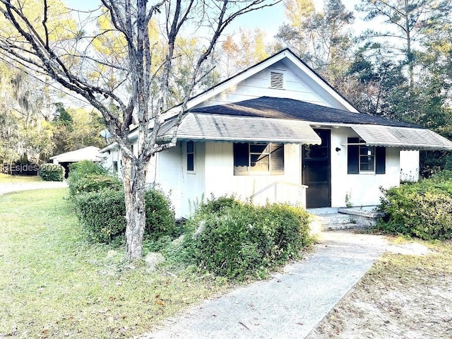 view of front of property featuring a front lawn