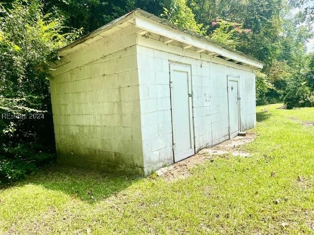 view of outdoor structure featuring a yard