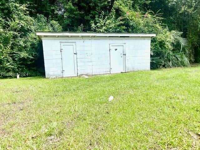 view of outbuilding featuring a yard