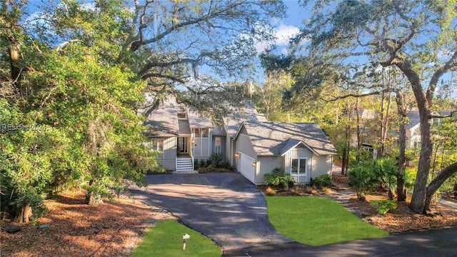 view of front of house with a front lawn