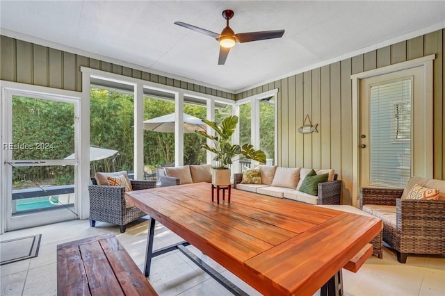 sunroom with ceiling fan