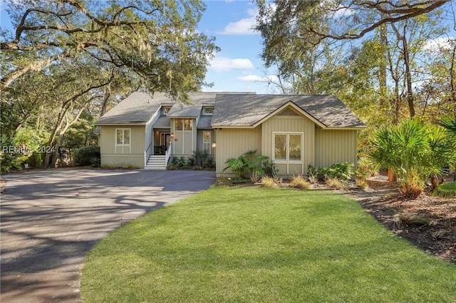 view of front of house featuring a front lawn