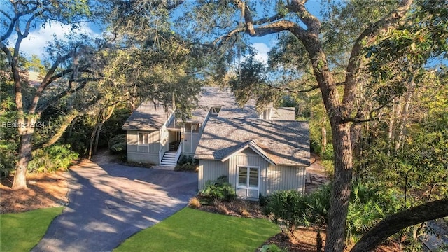 view of front of house featuring a front yard