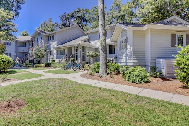 view of front of house featuring a front yard