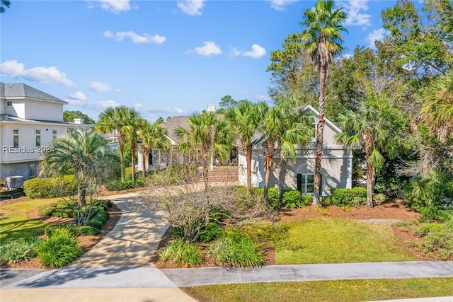 view of property's community featuring a yard