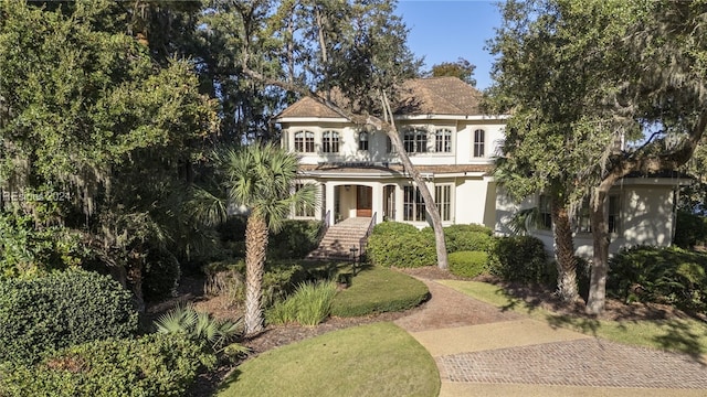 view of front facade with a front lawn