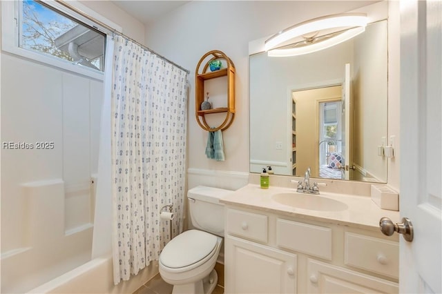 full bathroom featuring vanity, a wealth of natural light, toilet, and shower / bathtub combination with curtain