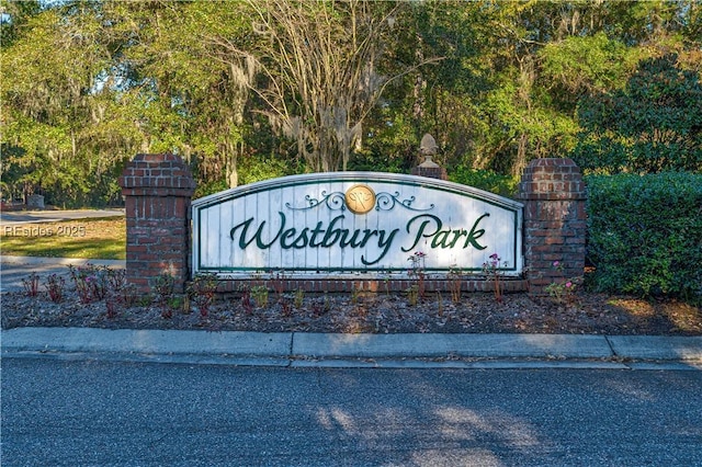 view of community / neighborhood sign