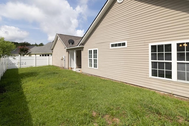 back of house featuring a lawn