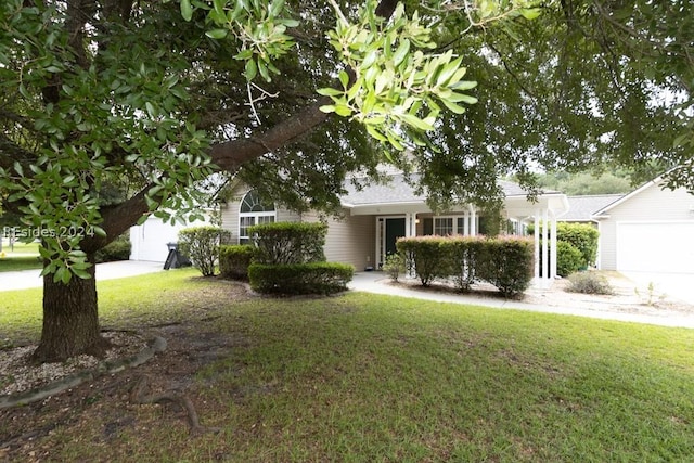 ranch-style home featuring a front lawn