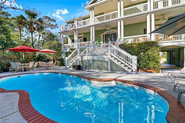 view of swimming pool with a patio area and ceiling fan