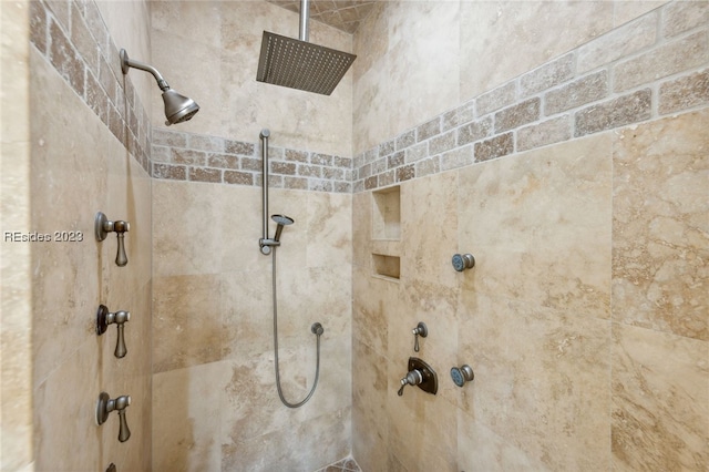 bathroom featuring a tile shower