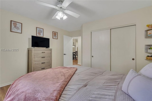 bedroom featuring light wood-type flooring, ceiling fan, and a closet