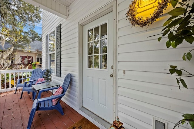 property entrance featuring a porch